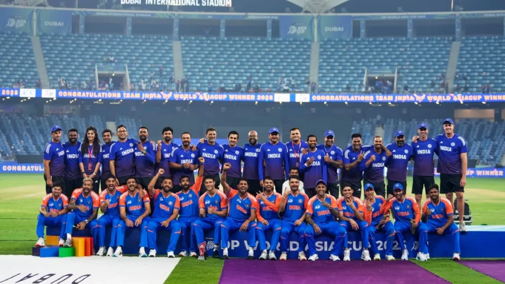asia cup stolen by mohsin naqvi