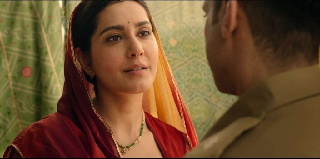 The visuals then shift to Farhan Akhtar as Major Shaitan Singh, standing tall before his troops. In a stirring moment, he delivers an inspiring speech, reminding his soldiers that they are sons of farmers—born to protect their soil. With passion and pride, he declares that this battle isn’t merely for land, but for their beloved motherland.