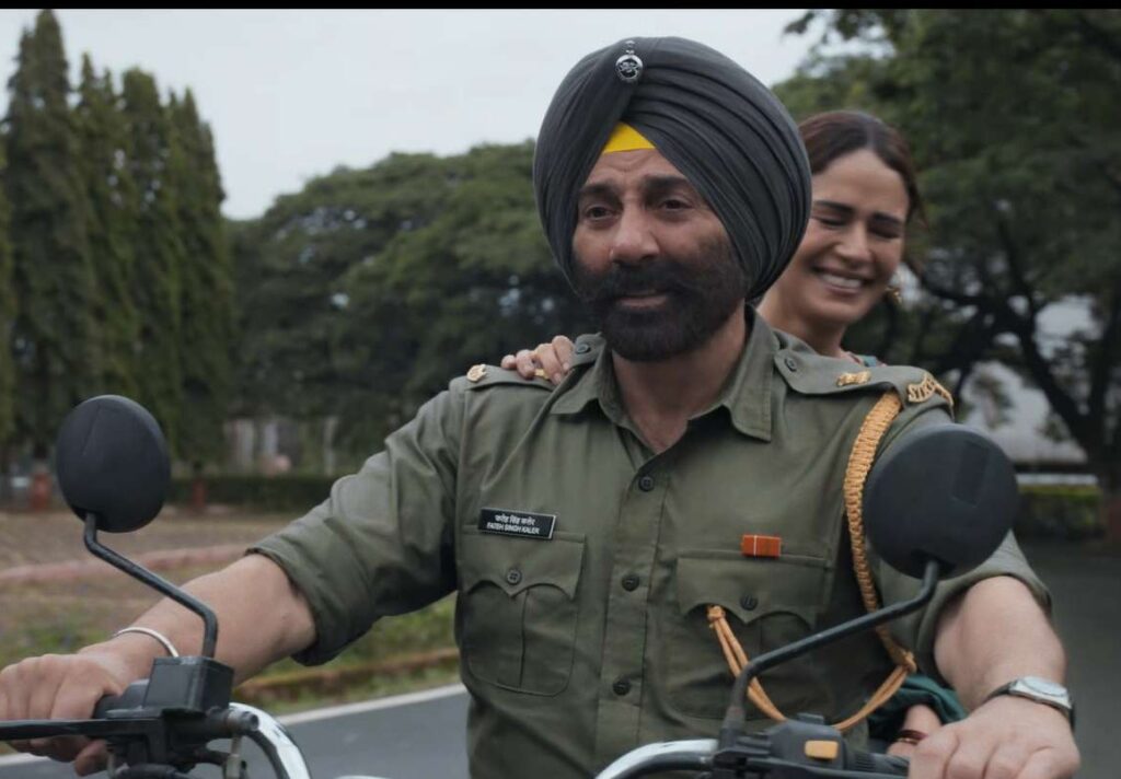 Border 2 mein Mona Singh ek mature aur emotionally strong character ke roop mein nazar aayengi, jo kahani ko gehra aur real banata hai. Unka kirdaar soldiers aur unke parivaar ke jazbaat, tyag aur himmat ko samvedansheel tareeke se pesh karta hai.